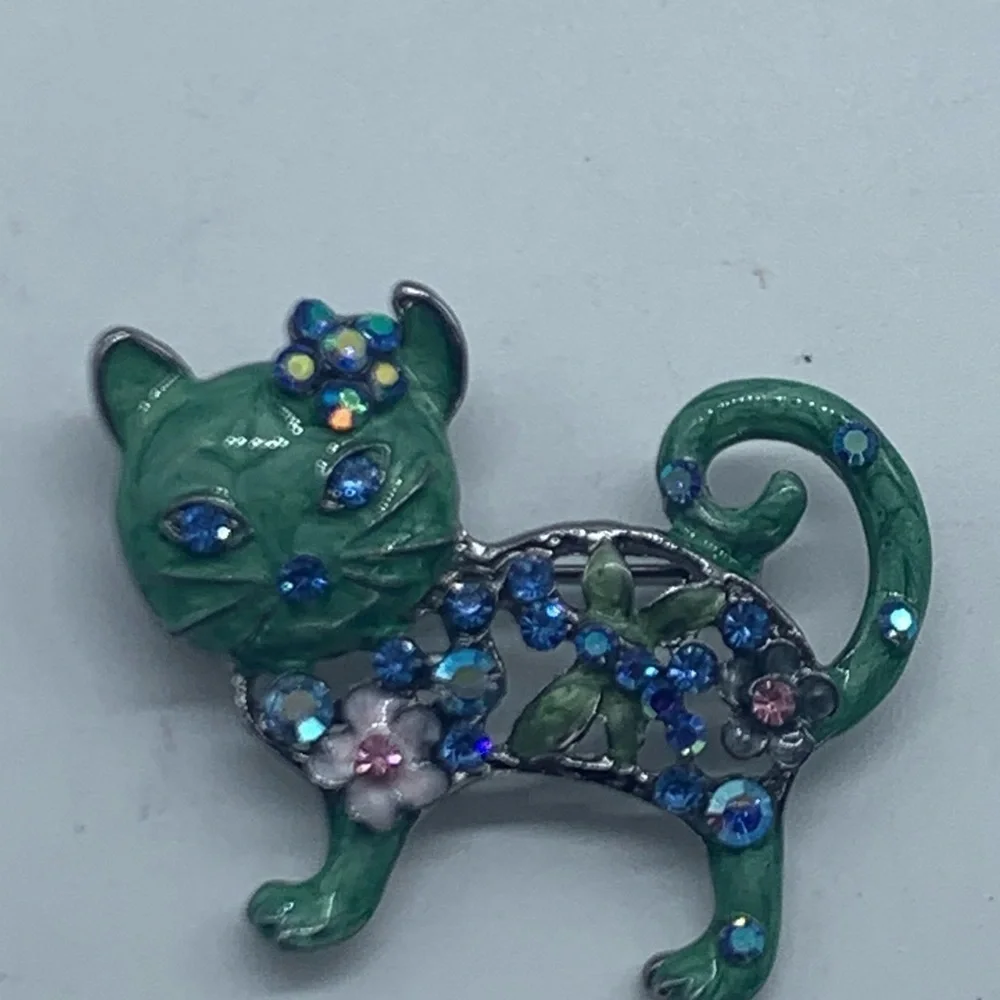 NEW green with blue crystals & flowers cat brooch - Picture 8 of 16